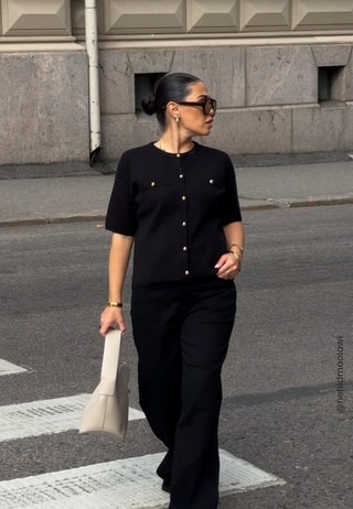 Strikket cardigan med gullknapper