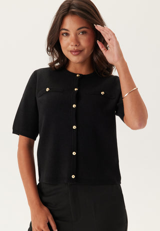 Strikket cardigan med gullknapper