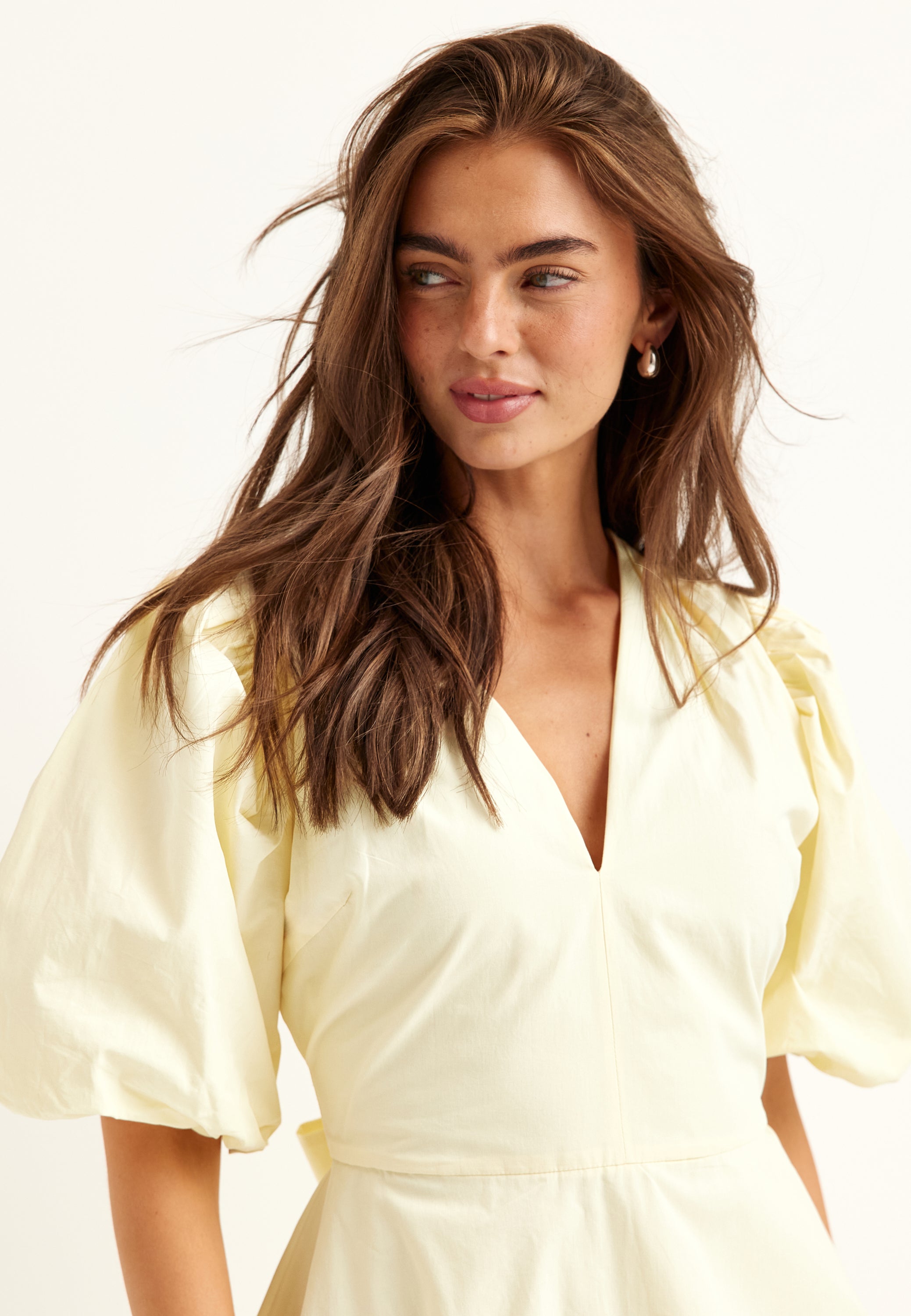 V-neck Bubble Hem Kort Kjole