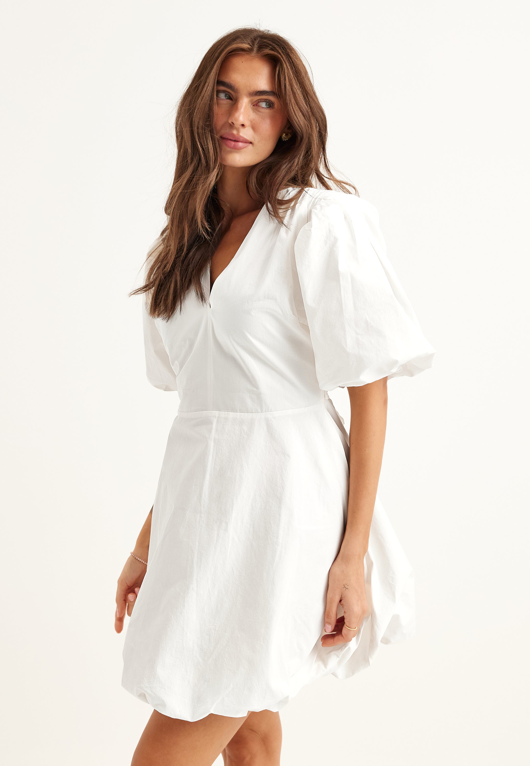 V-neck Bubble Hem Short Dress Hvit