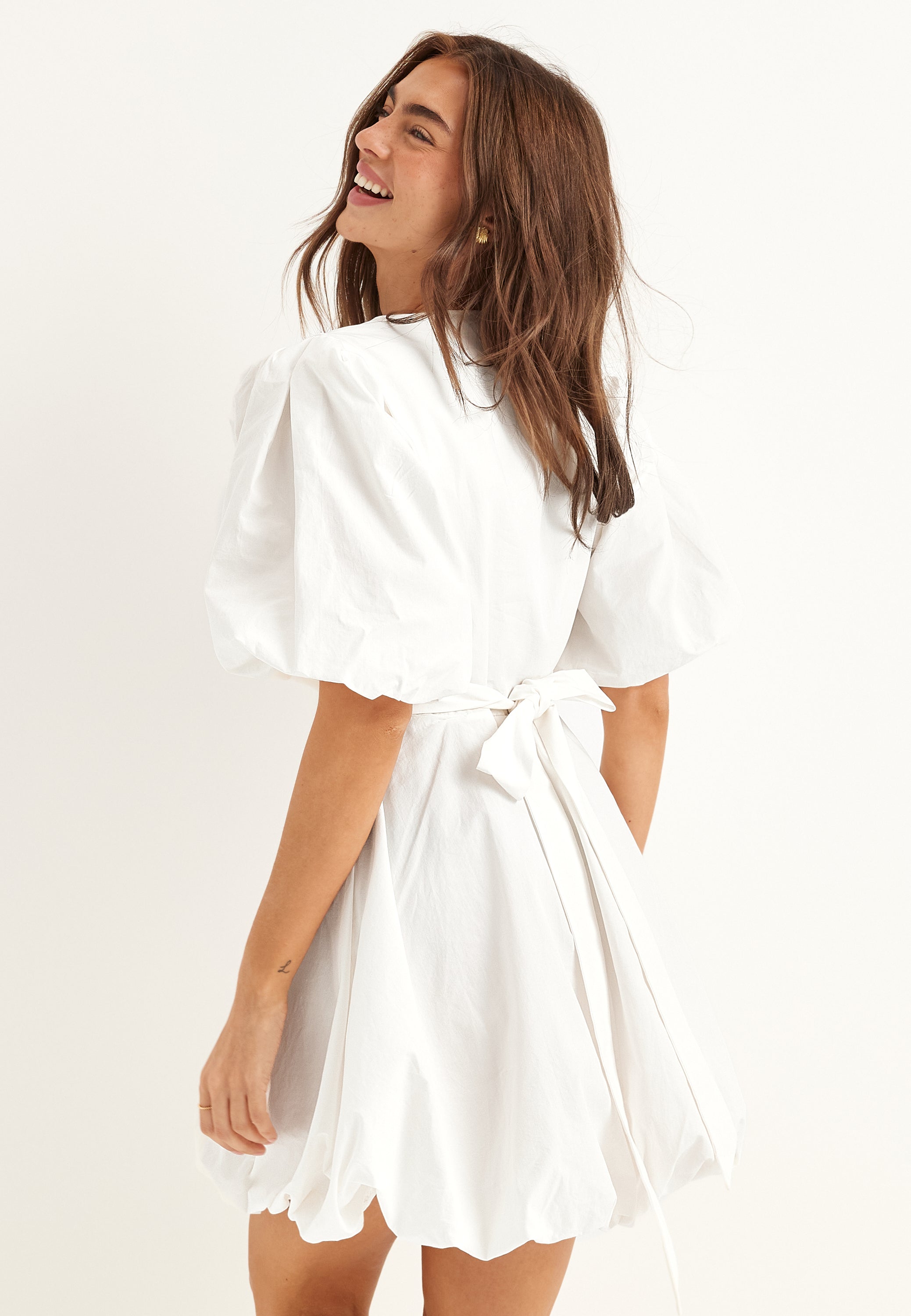 V-neck Bubble Hem Short Dress Hvit