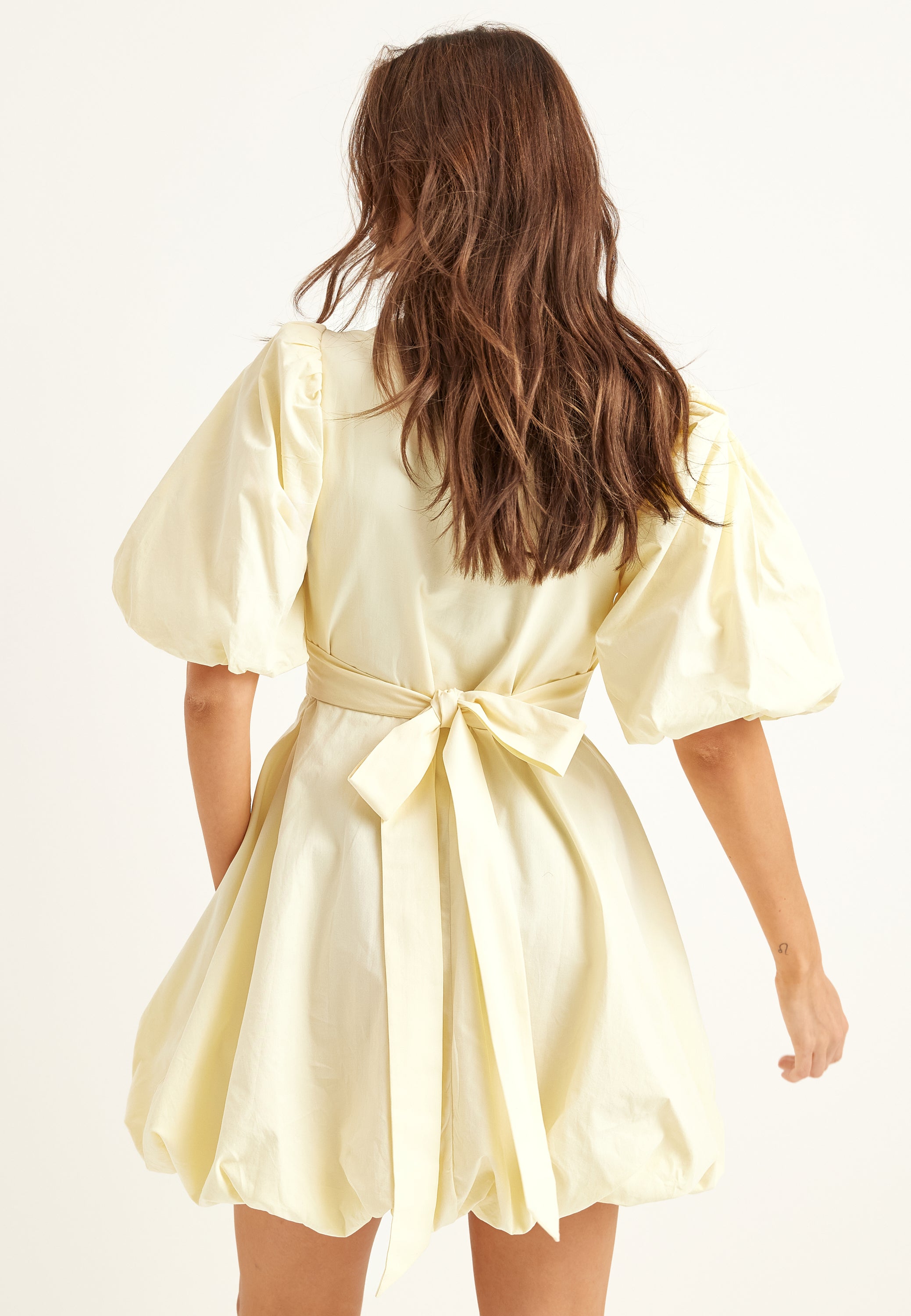 V-neck Bubble Hem Kort Kjole