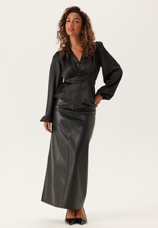 Satengbluse med V-hals