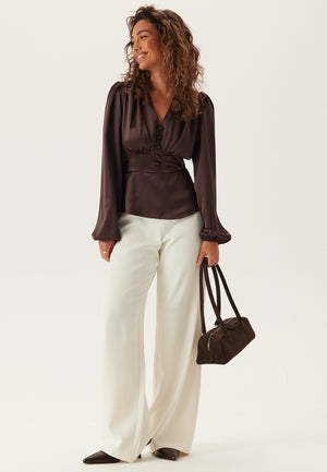 Satengbluse med V-hals