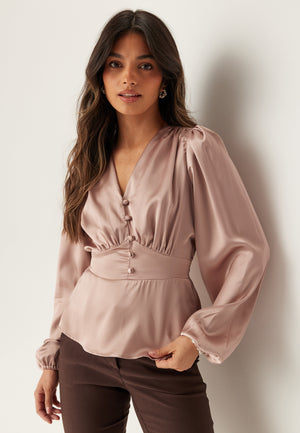 Satengbluse med V-hals