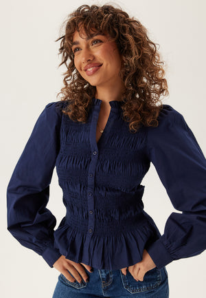 V-hals bomullssmocket bluse