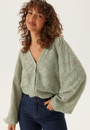 Bluse med voluminøse ermer og knapper