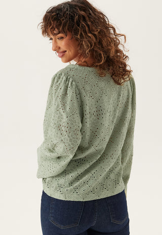 Bluse med voluminøse ermer og knapper