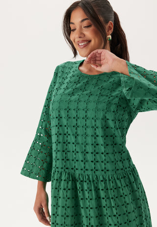 Broderie Anglaise kjole med rund hals