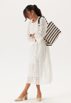 Broderie Anglaise kjole med rund hals
