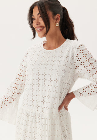 Broderie Anglaise kjole med rund hals