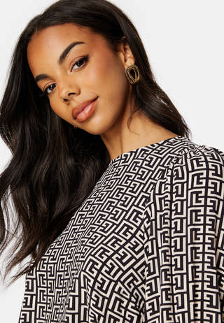 Bana L/S Smock Sleeve Top